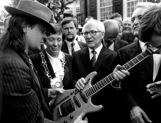 »Gitarren statt Knarren« Udo Lindenberg traf Erich Honecker 1987 in Wuppertal.Foto: Franz-Peter Tschauner (dpa)