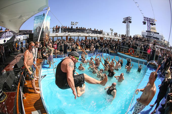 Full Metal Cruise: Üben für den Drowning Pool Foto: TUI Cruises