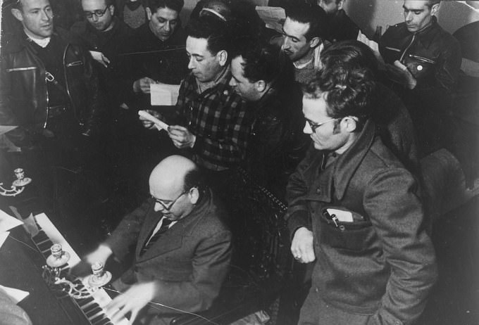 Hanns Eisler singt gemeinsam mit spanischen Brigadisten (1938) Foto: Akg-Images