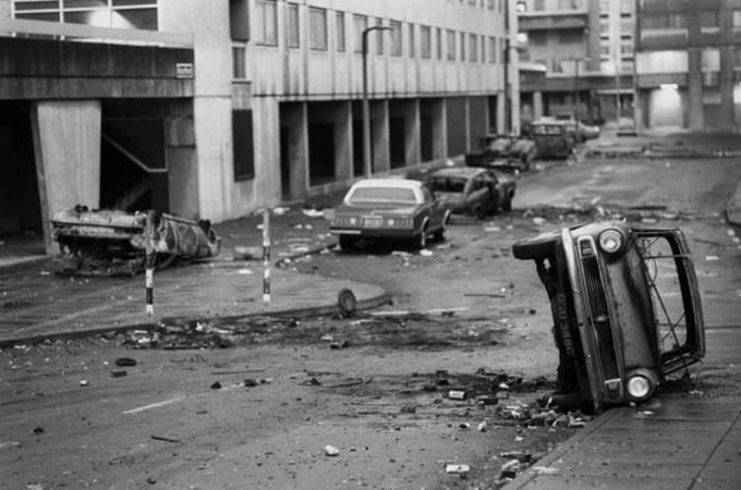 Ein Ergebnis der Thatcher-Politik: verwüstete Straße in Tottenham 1985 Foto: Picture Alliance / Empics