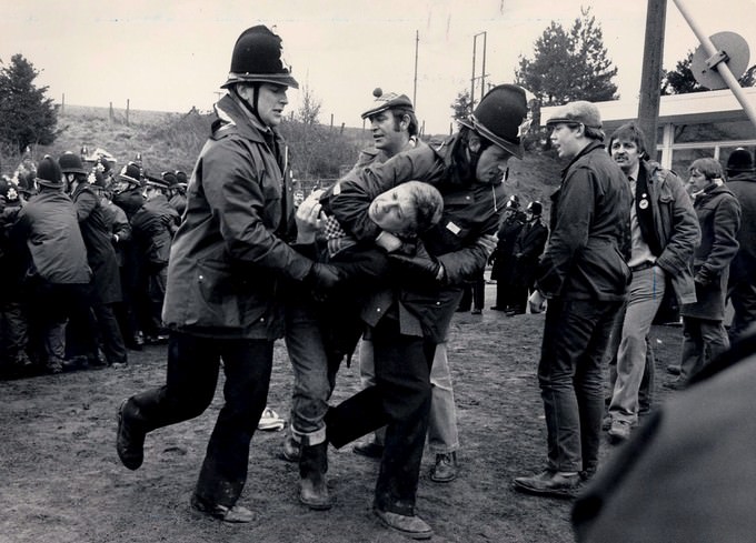 Polizeigewalt gegen streikende Bergleute der Zeche Daw Mill in Warwickshire am 27. März 1984 Foto: Picture Alliance / DPA