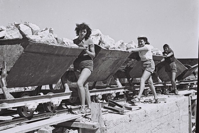 Emphatische Werkfreude: Arbeit im Steinbruch des Kibbuz von En Harot 1941 Foto: GPO