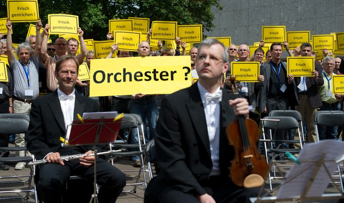 Musiker protestieren 2012 gegen den deutschlandweiten Orchesterabbau Foto: Jochen Lübke / DPA
