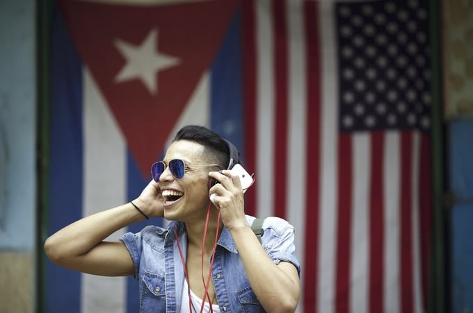 Havanna, 25. März 2016, während der Rede von US-Präsident Barack Obama: Jurangel (25) vor Flaggen Foto: Ueslei Marcelino / Reuters