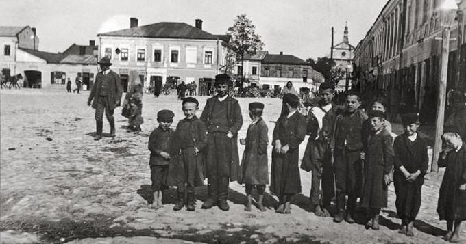 Kinder auf dem Marktplatz eines galizischen Schtetls (1910) Foto: Picture-Alliance / Imagno / Franz Hubmann