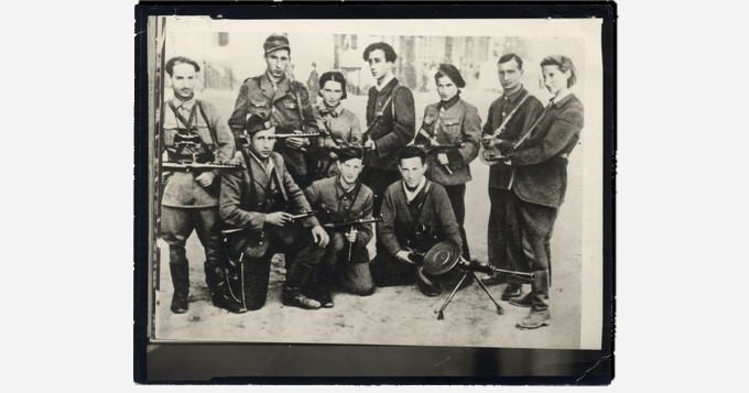Jüdische Widerstandskämpfer nach der sowjetischen Einnahme von Vilnius 1944 Foto: CC BY-SA 3.0, https://commons.wikimedia.org/w/index.php?curid=6488143