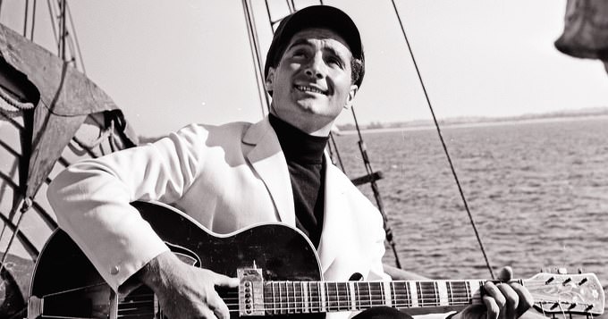 Von Polydor auf Reisen geschickt: Freddy Quinn auf dem Schiff »Heimweh« in den 1950er-Jahren Foto: Picture Alliance / United Archives