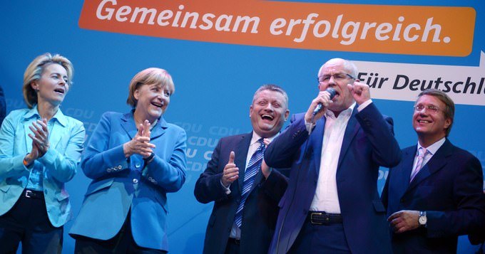CDU-Wahlparty 2013: Volker Kauder singt »Tage wie diese« von den Toten Hosen Foto: Rainer Jensen / DPA-Bildfunk