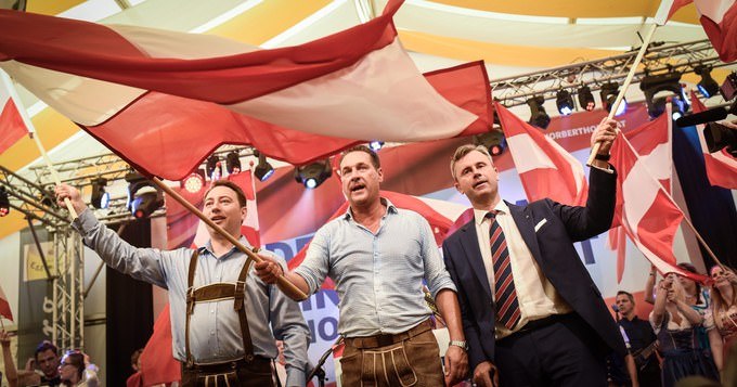 Norbert Hofer (r.) zeigt auf einer Party der FPÖ, wo’s kulturell langgeht Foto: Alexander Schwarzl / DPA-Bildfunk