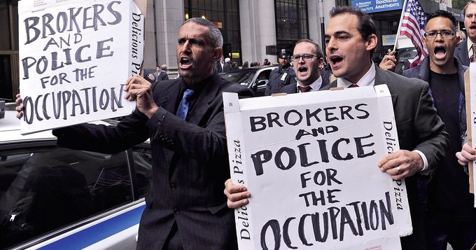 Yes-Men-Action in New York 2011: Jacques Servin (l.) und Igor Vamos (r.) schließen sich Occupy Wall Street an Foto: EPA / DPA-Bildfunk / Justin Lane