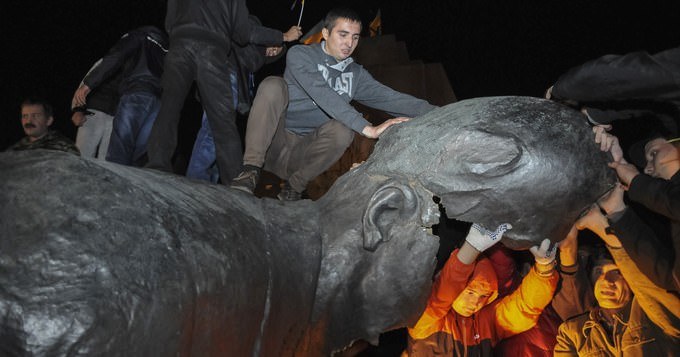  Zerstörung der Lenin-Statue in Charkow, Ukraine 2014 Foto: Reuters