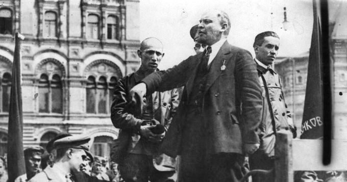 Ohne Mikro und Verstärker: Lenin spricht zu auf dem Roten Platz versammelten Truppen (1919) Foto: wikipedia.org / public domain