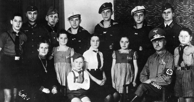 Musterfamilie im Führer-Staat: NS-Leiter Reichel mit Frau und seinen zwölf Kindern