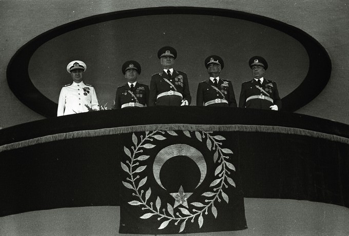 Putschgeneral Kenan Evren (M.) am Tag des Sieges, 1980 Foto: Picture Alliance / AA