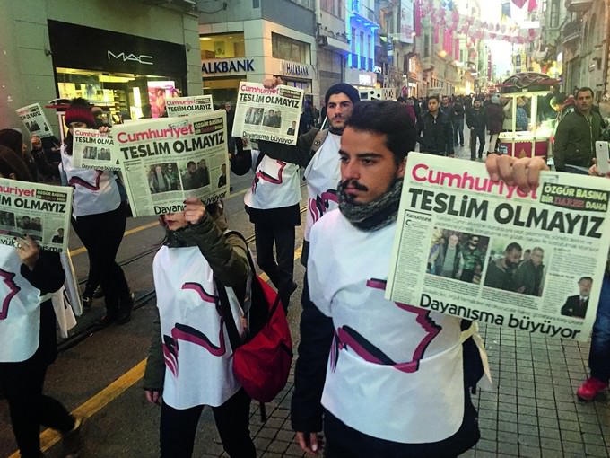 Demonstration gegen die Festnahme von Redaktionsmitgliedern der Zeitung Cumhuriyet am 1. November 2016 in Istanbul Foto: dpa / Jan Kuhlmann