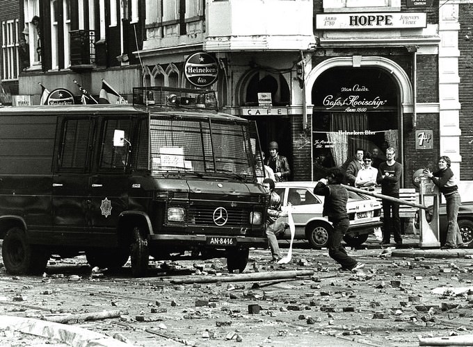  Straßenproteste in Amsterdam anlässlich der Krönung von Königin Beatrix, 1980 Foto: Picture Alliance