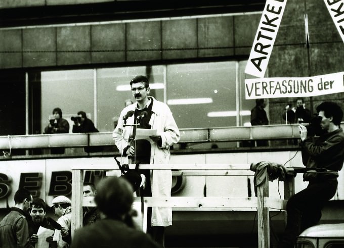 Christoph Hein spricht am 4. November 1989 bei der Demonstration DDR-Oppositioneller auf dem Alexanderplatz in Ostberlin Foto: www.wir-waren-so-frei.de/index.php/detail/object/show/object_id/723 (cc by-sa 3.0 de)