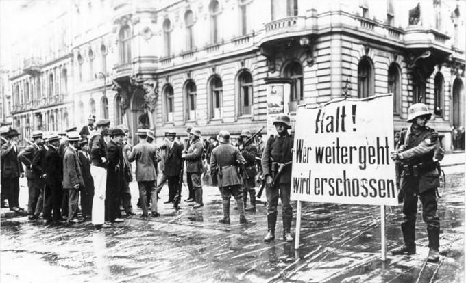 Die Marinebrigade II unter dem Befehl von Kapitän Hermann Ehrhardt riegelt beim Putsch 1920 das Regierungsviertel ab, Posten am Wilhelmplatz Foto: 20180313193156! BUNDESARCHIV_BILD_183-J0305-0600-003,_BERLIN, _KAPP-PUTSCH, _PUTSCHISTEN / CC-BY-SA 3.0