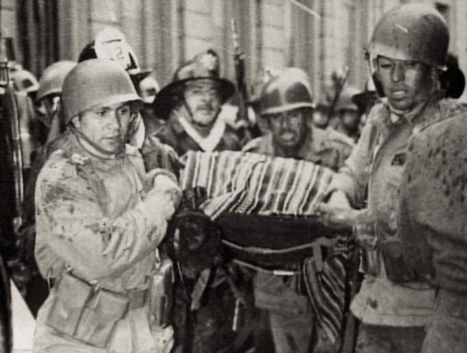 Soldaten transportieren am 11. September 1973 den Leichnam Salvador Allendes aus dem Palast La Moneda ab  Foto: DPA / Naul Ojeda