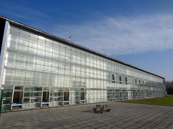 Die vollständig mit Sonnenenergie beheizte Gesamtschule von Wallasey bei Liverpool Foto: https://commons.wikimedia.org/wiki/File:Solar_Campus,_Wallasey_(2).jpg