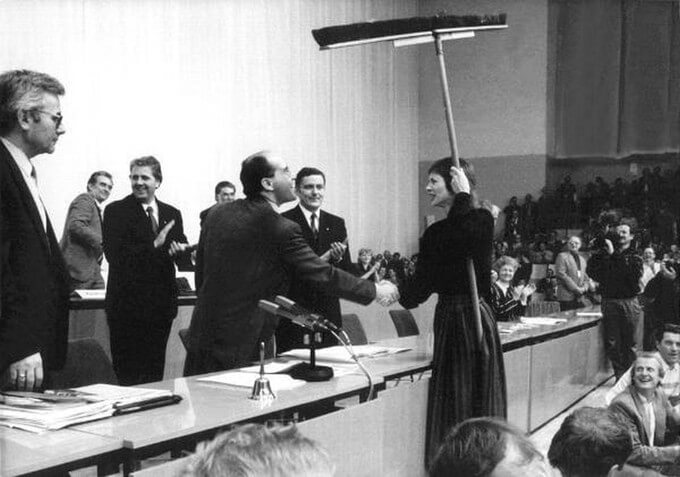 Großer Kehraus in der SED: Der neue Vorsitzende Gregor Gysi bekommt auf dem Parteitag vom 8. und 9. Dezember 1989 in der Dynamo-Sporthalle in Ostberlin den Besen dafür überreicht Foto: dpa-Bildarchiv