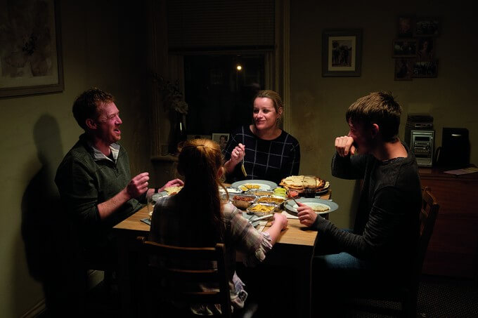 Szene aus »Sorry We Missed You«: Die Turner-Familie beim Abendessen Foto: Joss Barratt