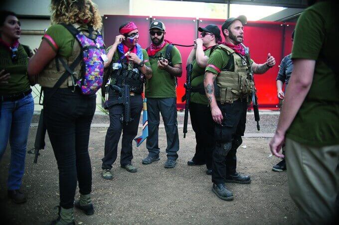 Mitglieder eines John Brown Gun Clubs auf einer Wahlkampfkundgebung in Arizona Foto: Reuters / Sandy Huffaker