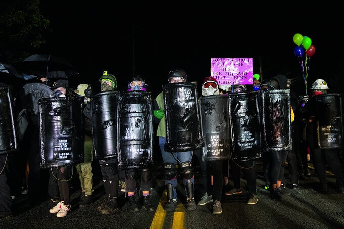 Linke Demonstranten protestieren gegen die Polizei von Portland, September 2020 Foto: Reuters / Caitlin Ochs
