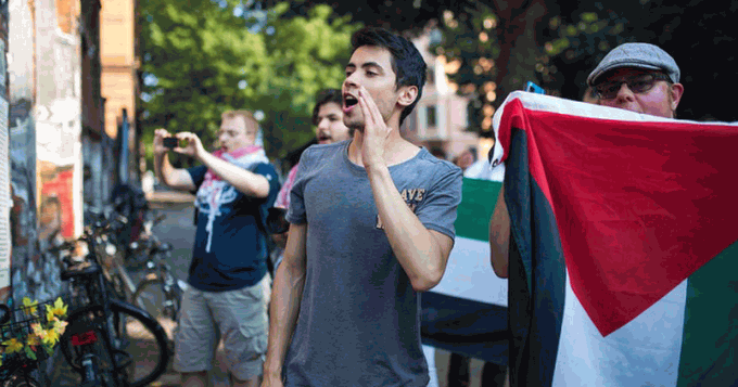 Ramsis Kilani bei einer Demonstration in Berlin gegen die israelische Besatzungspolitik Foto: Not Just Your Picture