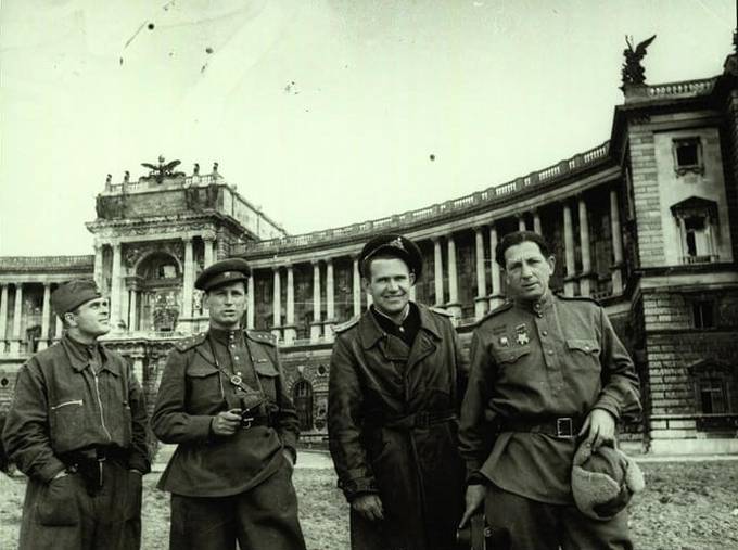 Sowjetische Soldaten vor der Wiener Hofburg, 1945 Foto: Sammlung Erich Klein, Foto Jewgeni Chaldej