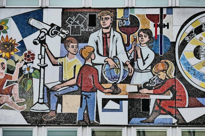 »Unser Leben« von Walter Womacka, Fries am Haus des Lehrers in Berlin, 1964 Foto: Imago-Images / Jürgen Ritter