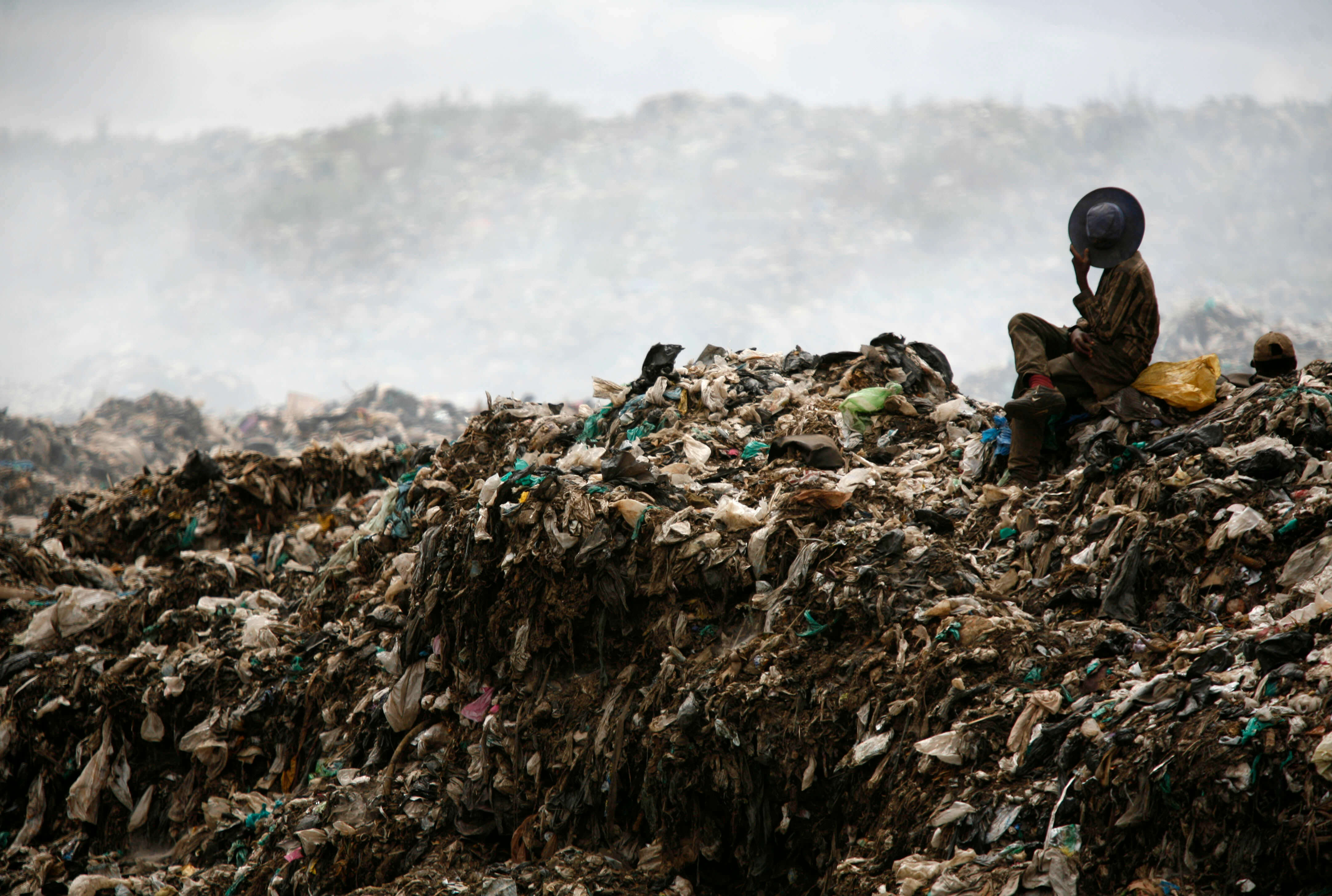 Lumpensammler auf der Dandora-Mülldeponie in Nairobi, KeniaFoto: Reuters / Radu Sighet
