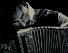 DER ALTE MIT DER ZIEHHARMONIKA