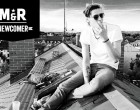 Mit heiserer Stimme und Akustikgitarre