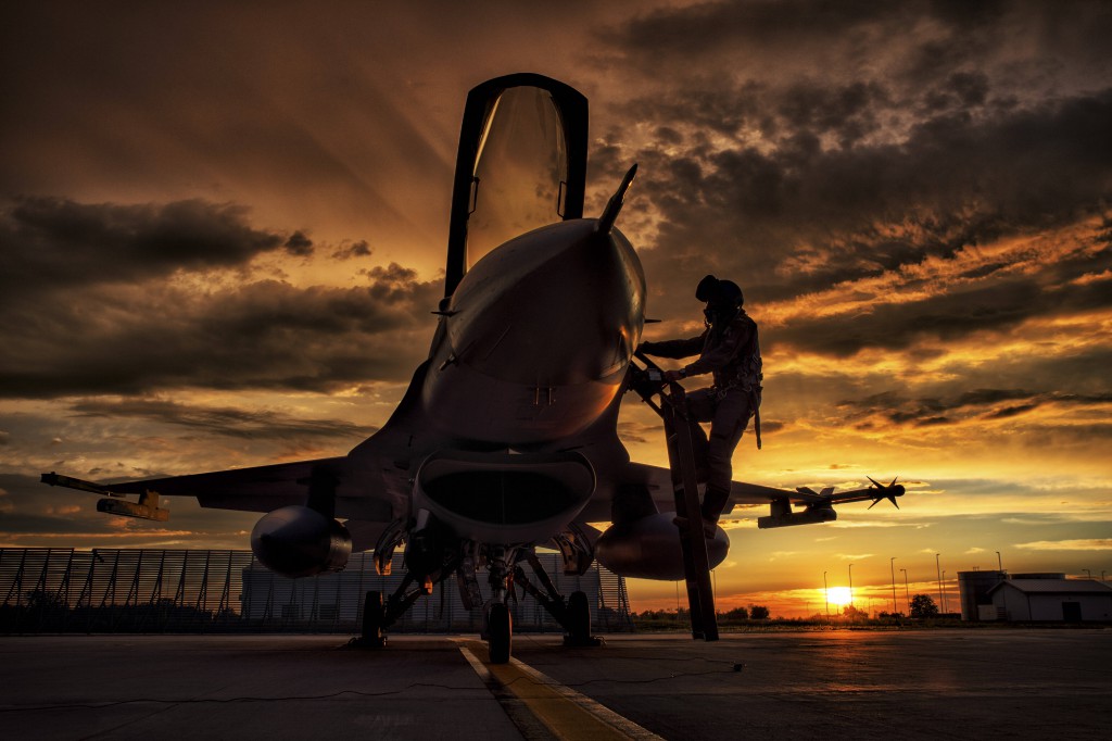 Jagdflugzeug im Sonnenuntergang