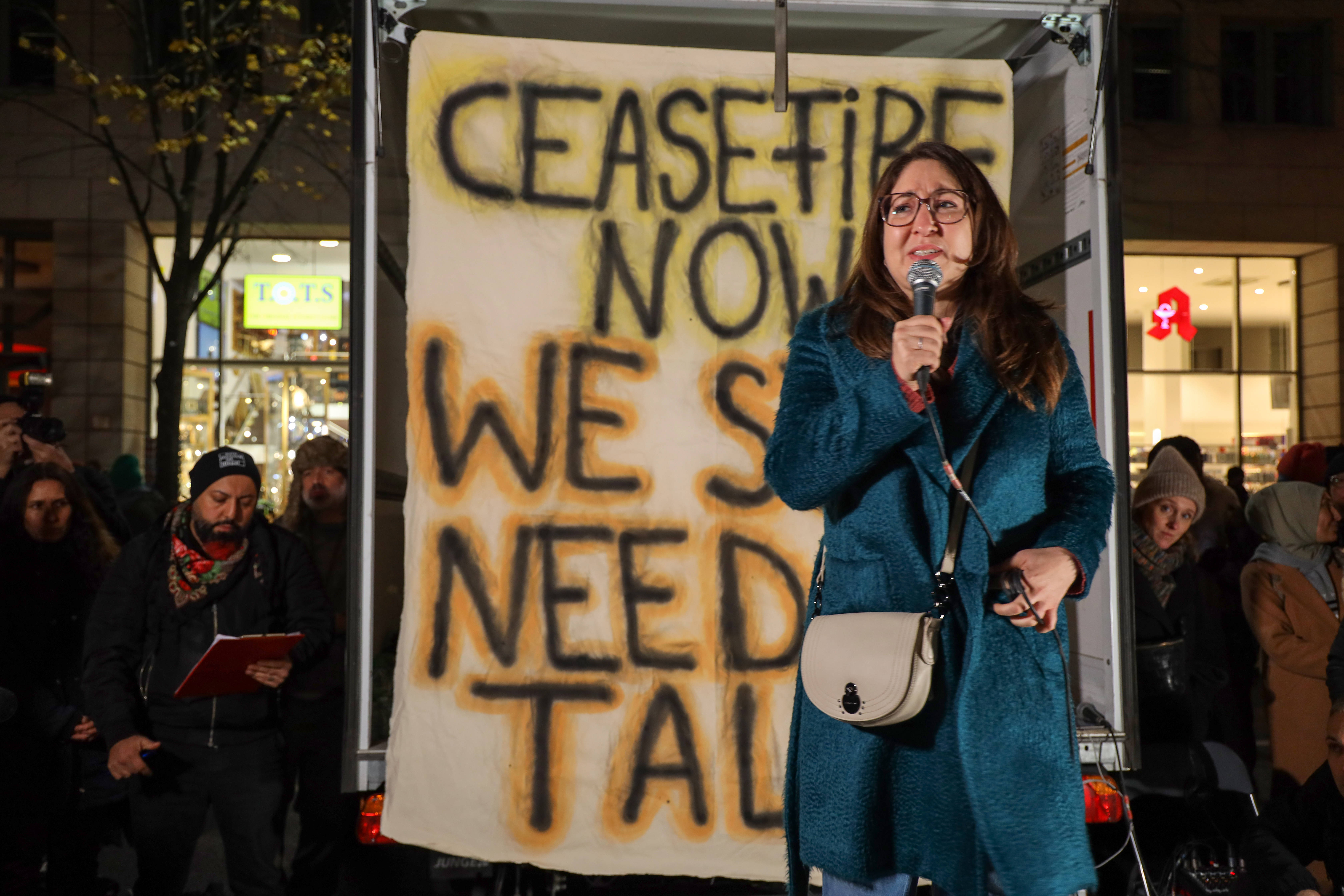 Deborah Feldman bei der »Ceasefire Now!«-Kundgebung am 10.11.23, Unter den Linden, Berlin